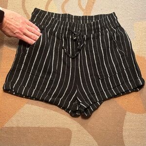 EUC Black & gray striped linen blend shorts, 2” inseam, M